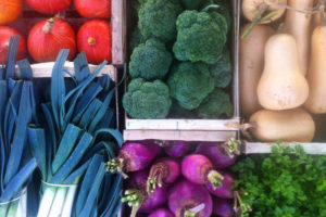 Légumes bio en cagettes vendus par les producteurs locaux 